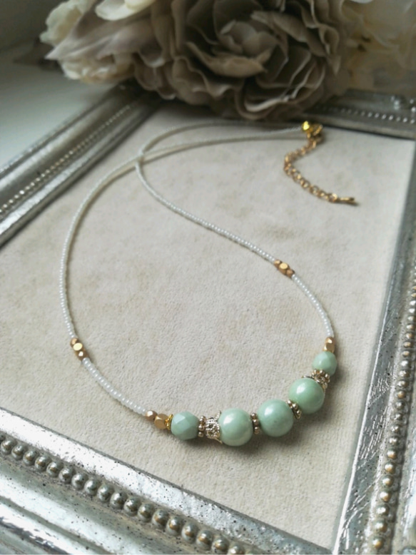 ミルクグリーン色ビーズの少し長めのネックレス 4枚目の画像