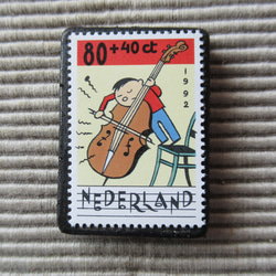オランダ　子供の音楽切手ブローチ4780 1枚目の画像