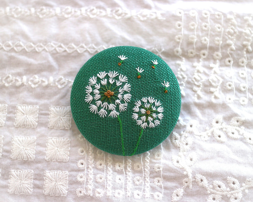 たんぽぽ＊手刺繍のブローチ＊Green ブローチ chai&stroll 通販