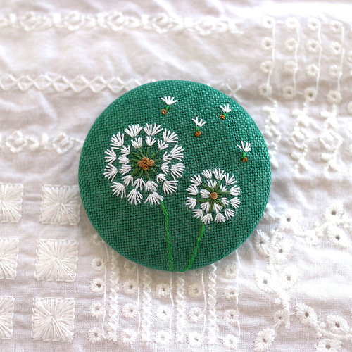 たんぽぽ＊手刺繍のブローチ＊Green ブローチ chai&stroll 通販