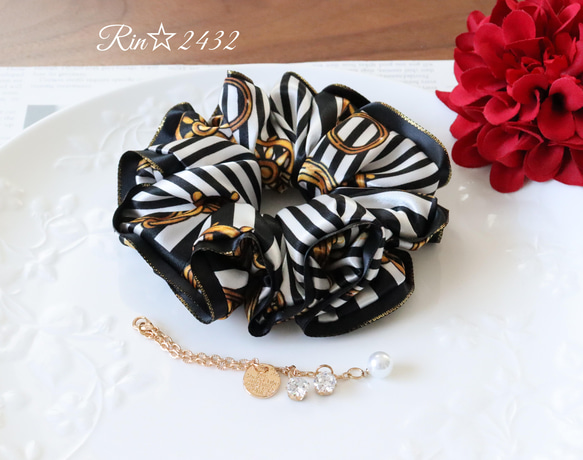 スカーフ柄】大人可愛くオシャレなサテンリボン付きのシュシュ☆黒/白