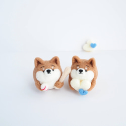 【受注製作】 ホワイトハートチョコを持つまゆ柴犬(赤柴・黒柴・白柴)　羊毛フェルト 5枚目の画像
