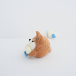 【受注製作】 ホワイトハートチョコを持つまゆ柴犬(赤柴・黒柴・白柴)　羊毛フェルト 2枚目の画像