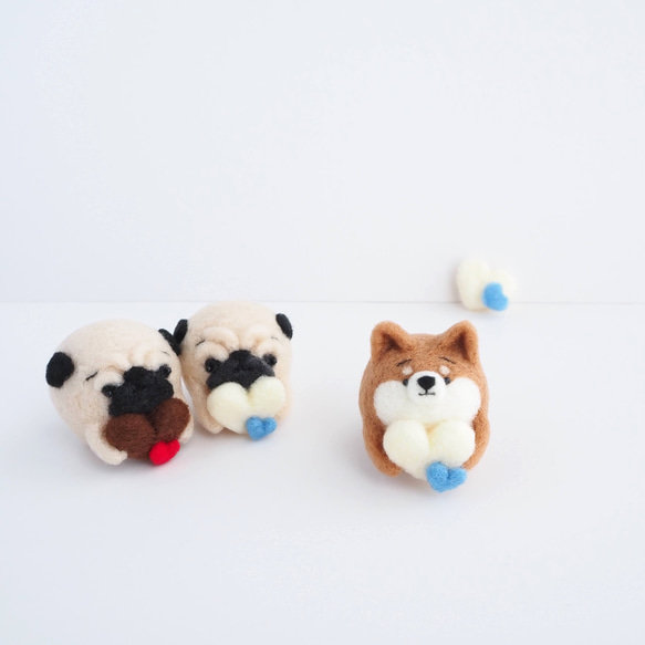 【受注製作】 ホワイトハートチョコを持つまゆ柴犬(赤柴・黒柴・白柴)　羊毛フェルト 6枚目の画像