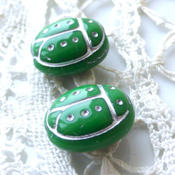 てんとう虫 緑シルバー　チェコビーズCzech Glass Beads ２個 2枚目の画像