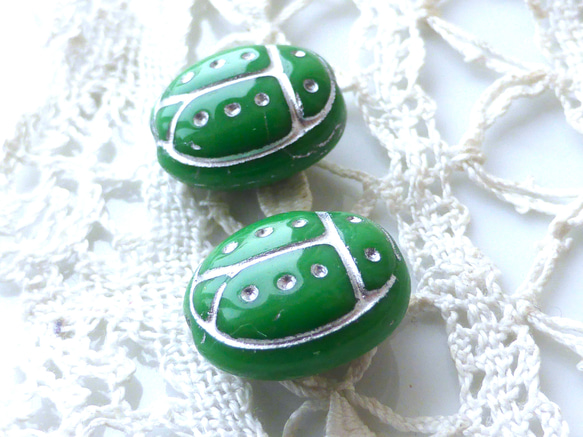 てんとう虫 緑シルバー　チェコビーズCzech Glass Beads ２個 2枚目の画像