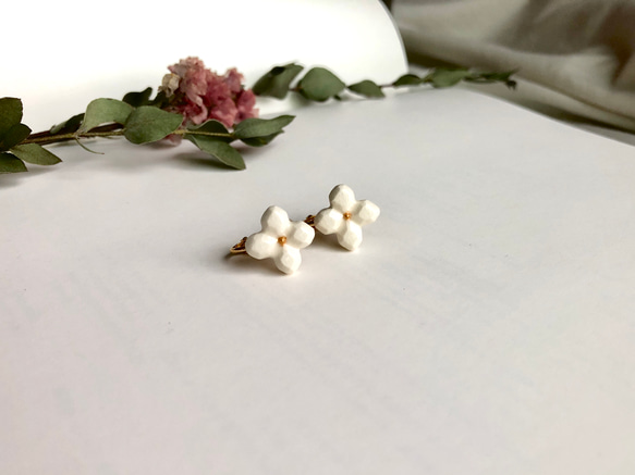 白いお花のイヤリング  “crystal flower” 1枚目の画像