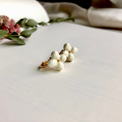 白いお花のイヤリング  “crystal flower” 2枚目の画像