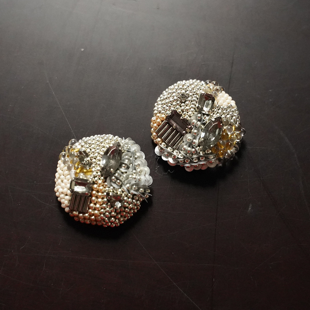 ビーズ刺繍のおおぶりイヤリング・ピアス（金具が選べます）