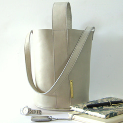バケット グレージュ　本革製　バケツ型バッグ 1枚目の画像