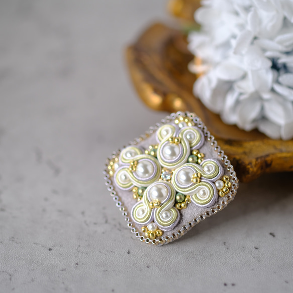 まるしかくなブローチ（アイボリーゴールド）/ソウタシエ刺繍/soutache/ご褒美 1枚目の画像