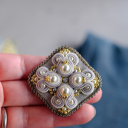 NEWカラー まるしかくなブローチ（クリーム）/ソウタシエ刺繍/soutache/ご褒美 1枚目の画像