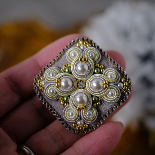 まるしかくなブローチ（アイボリーゴールド）/ソウタシエ刺繍/soutache