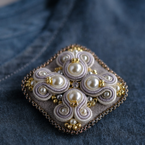 NEWカラー まるしかくなブローチ（クリーム）/ソウタシエ刺繍