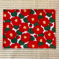 30×40ランチマット 椿柄(赤×キナリ) 1枚目の画像