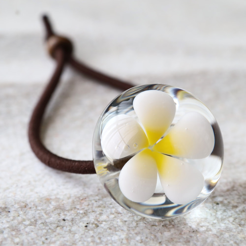 プルメリアの髪留め（ガラスのヘアゴム）【 南国の花 】 ヘアゴム  