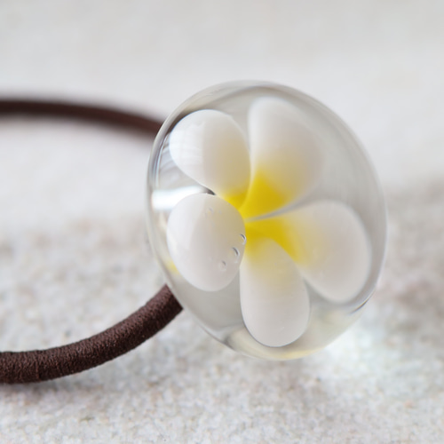 プルメリアの髪留め（ガラスのヘアゴム）【 南国の花 】 ヘアゴム  