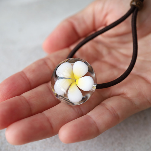 プルメリアの髪留め（ガラスのヘアゴム）【 南国の花 】 ヘアゴム  