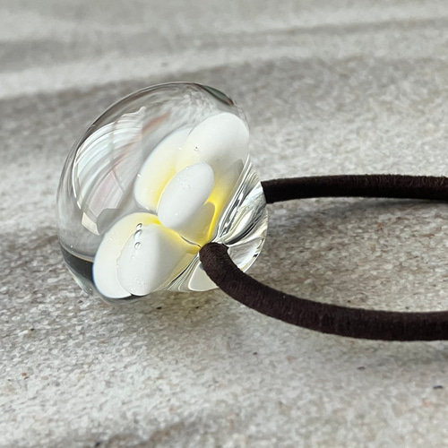プルメリアの髪留め（ガラスのヘアゴム）【 南国の花 】 ヘアゴム  