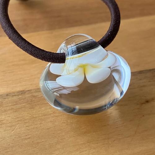 プルメリアの髪留め（ガラスのヘアゴム）【 南国の花 】 ヘアゴム  