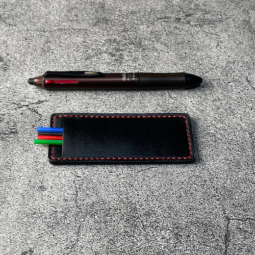 手縫】黒色フリクションボールペン替え芯本革ケース（赤色麻糸