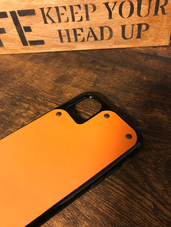 本革 iPhoneケース オレンジ色 名入れ刻印無料 オリジナルスマホケース 背面タイプ 5枚目の画像