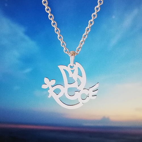 羽根と平和のシンボルのネックレス