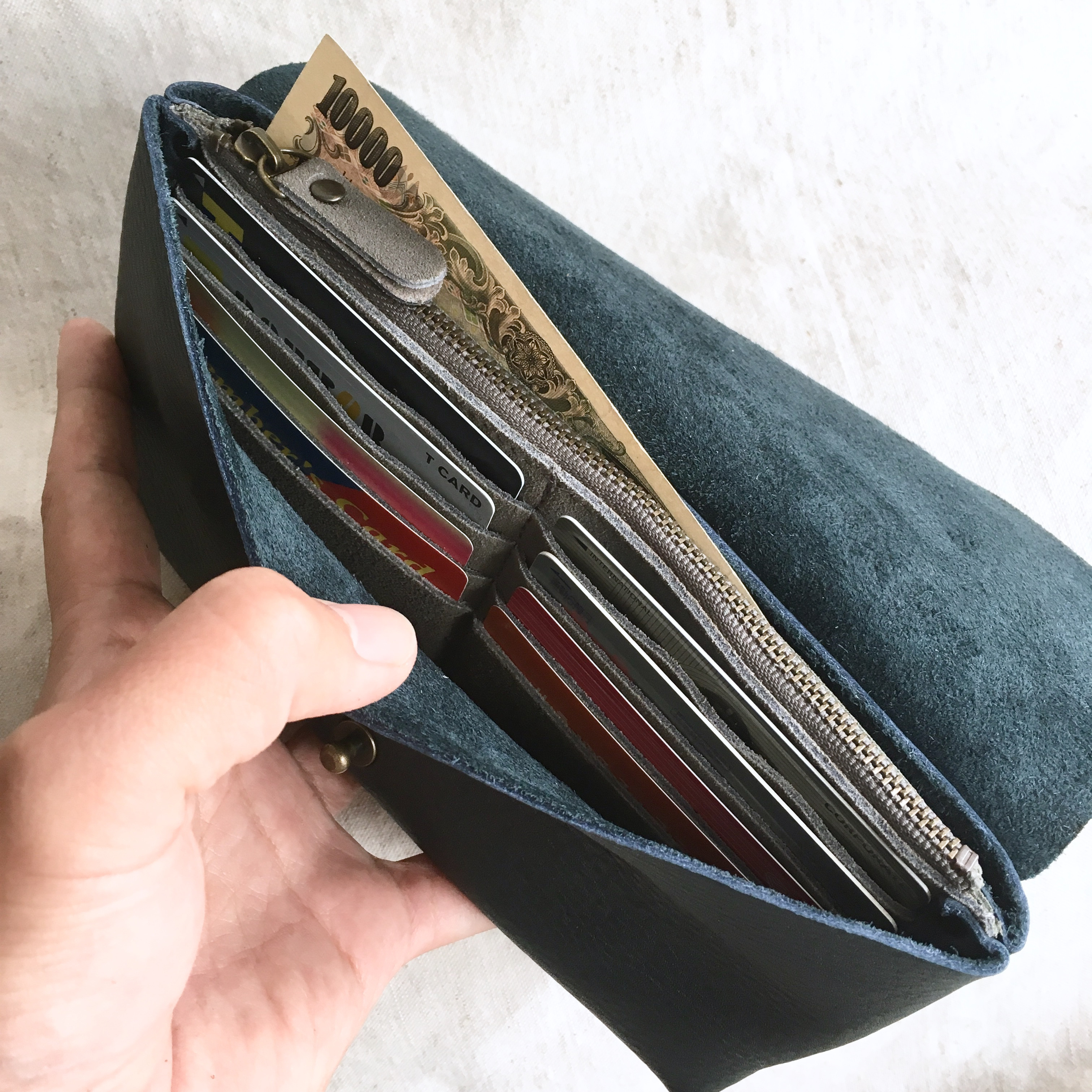 『2025再販』牛シュリンクレザーと牛床ベロアのシンプル長財布【スカイブルー】