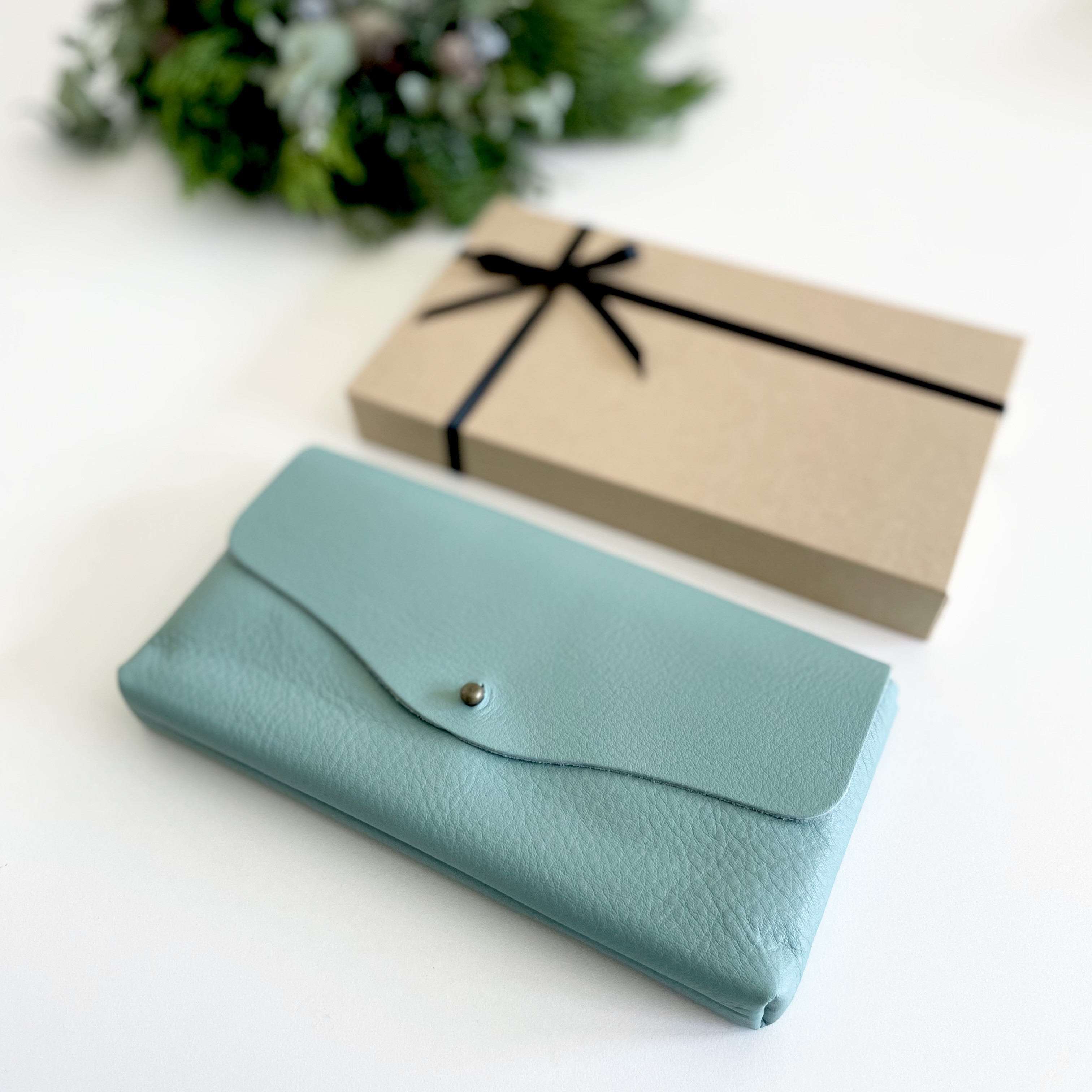 『2025再販』牛シュリンクレザーと牛床ベロアのシンプル長財布【スカイブルー】