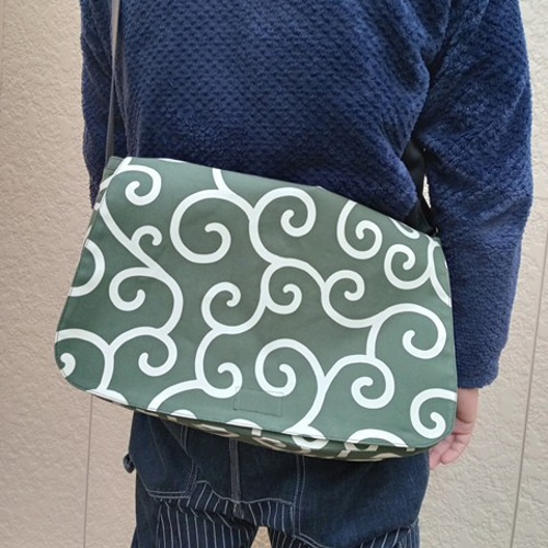 カラフル刺繍メッセンジャーバッグ 和柄メッセンジャーバッグ（大唐草模様）緑 ショルダーバッグ（メンズ