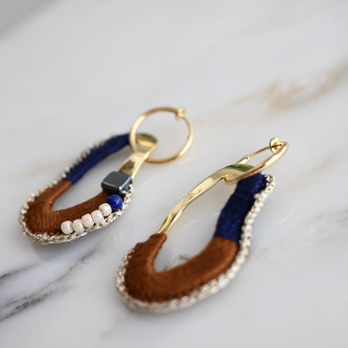 パドー刺繍イヤリング/ピアス/ネイビーブラウン ピアス（その他