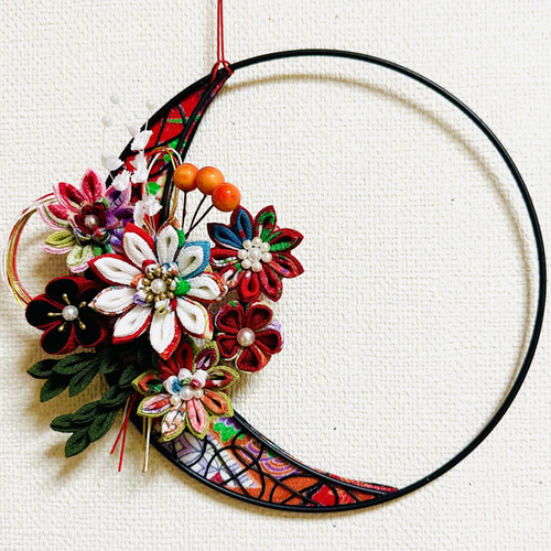 ちりめん細工「和モダンリース三日月☆赤」 リース 黒ごまきなこ