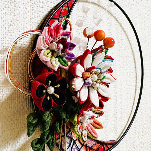 ちりめん細工「和モダンリース三日月☆赤」 リース 黒ごまきなこ