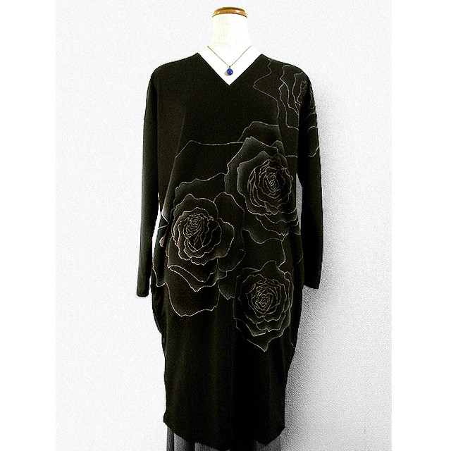 長袖ワンピース（Vネック）（ミディ丈）（薔薇）（黒色）