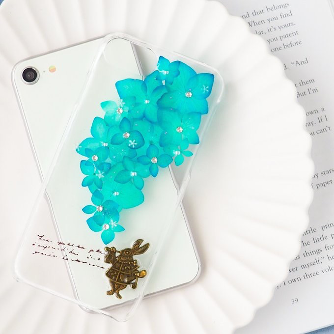 ＊アリスうさぎとブルー紫陽花の押し花ケース＊180全機種対応 本物のお花 スマホショルダー 名入れ iPhone17