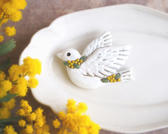 (春限定)おめかしミモザハトのブローチ　 1枚目の画像