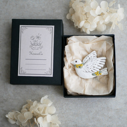 (春限定)おめかしミモザハトのブローチ　 5枚目の画像