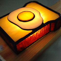 ステンドグラスの目玉焼きトースト型テーブルライト 人感センサー付き 6枚目の画像