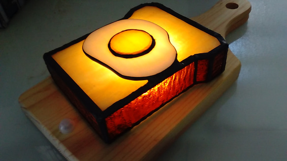 ステンドグラスの目玉焼きトースト型テーブルライト 人感センサー付き 6枚目の画像