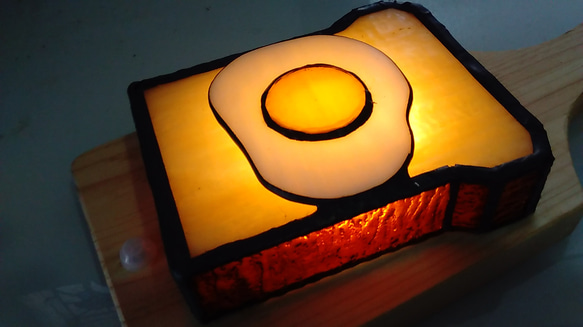 ステンドグラスの目玉焼きトースト型テーブルライト 人感センサー付き 5枚目の画像
