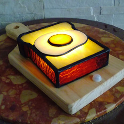 ステンドグラスの目玉焼きトースト型テーブルライト 人感センサー付き 11枚目の画像