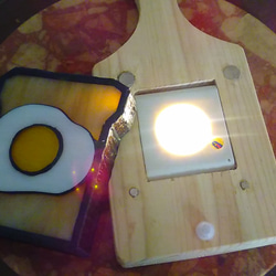 ステンドグラスの目玉焼きトースト型テーブルライト 人感センサー付き 4枚目の画像