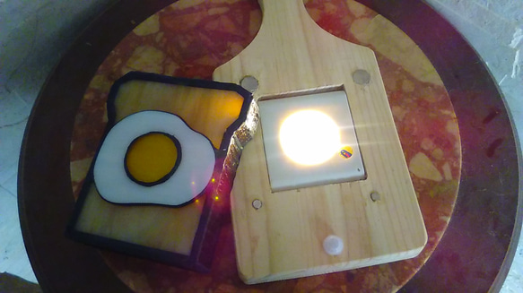 ステンドグラスの目玉焼きトースト型テーブルライト 人感センサー付き 4枚目の画像