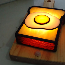 ステンドグラスの目玉焼きトースト型テーブルライト 人感センサー付き 7枚目の画像