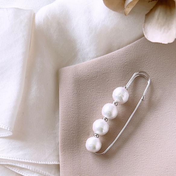 豐富的白色棉質珍珠胸針，長度約 5 厘米，珍珠 8 毫米 第3張的照片