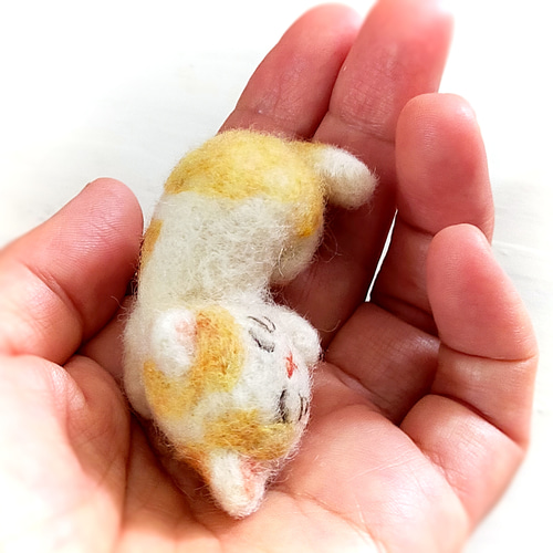 ◾羊毛フェルトの小さな子猫(眠るとらぶち猫) 猫グッズ 猫雑貨 猫