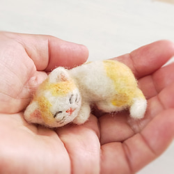 ◾羊毛フェルトの小さな子猫(眠るとらぶち猫) 猫グッズ 猫雑貨 猫