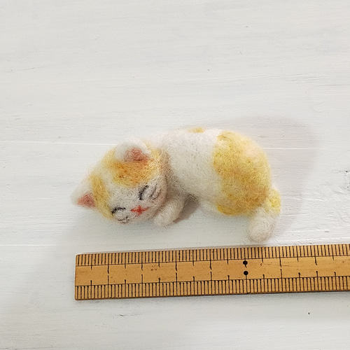 ◾羊毛フェルトの小さな子猫(眠るとらぶち猫) 猫グッズ 猫雑貨