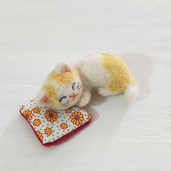 ◾羊毛フェルトの小さな子猫(眠るとらぶち猫)　猫グッズ　猫雑貨　猫マスコット 2枚目の画像
