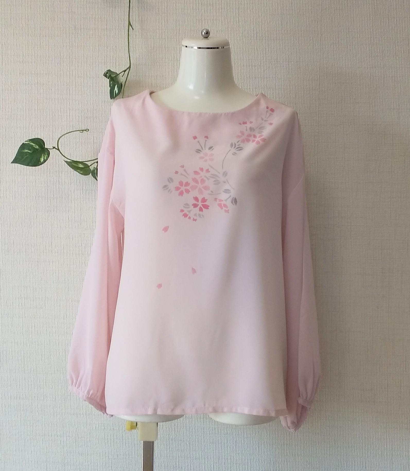 桜の型染めピンクのブラウス